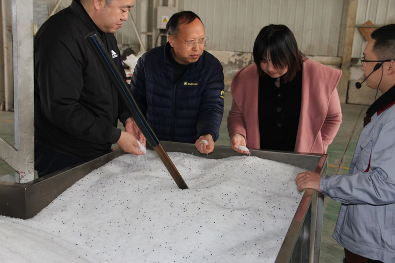 三門峽市陜州區(qū)水利局張局長，自來水公司趙總經(jīng)理等人蒞臨陜西甘霖實業(yè)公司考察指導(dǎo)工作